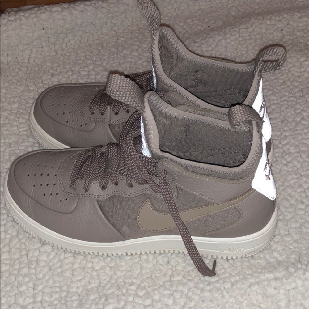 Nike Air Force 1 shoes. - Picture 4 of 4